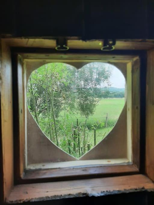 Off Grid Rosie Sheperd Hut And Summerhouse Plus 1 Acre At Tanyrallt Leilighet Llanybyther Eksteriør bilde