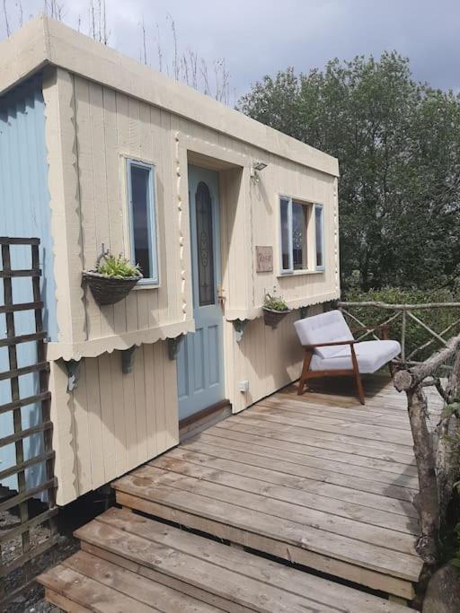 Off Grid Rosie Sheperd Hut And Summerhouse Plus 1 Acre At Tanyrallt Leilighet Llanybyther Eksteriør bilde